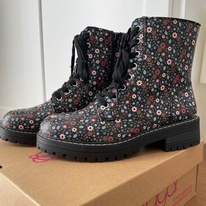 Sugar Boots, Size 8.5 Ditzy Flower Pattern